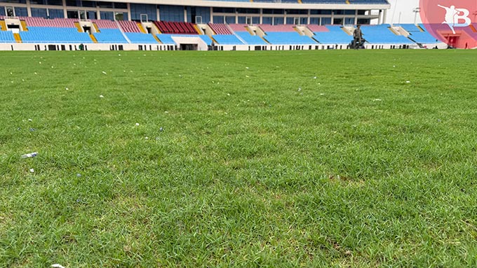 Mặt sân có độ mềm vừa phải, nhưng có độ nhấp nhô do chịu sức ép của những tấm nhựa đè lên