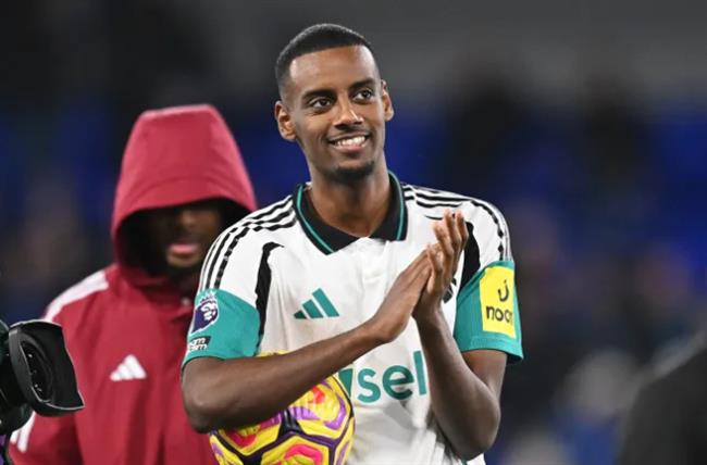 Eddie Howe gui thong diep toi Arsenal sau hat-trick cua Alexander Isak