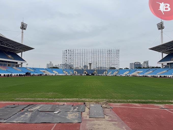 Mặt cỏ sân Mỹ Đình sau khi tháo bỏ các tấm phủ nhựa tổ ong