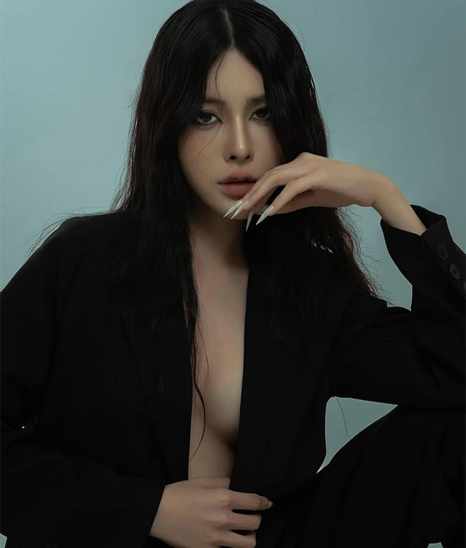 Hot girl Bích Hạnh - bạn gái Văn Thanh diện vest không nội y khoe vòng 1 đầy táo bạo