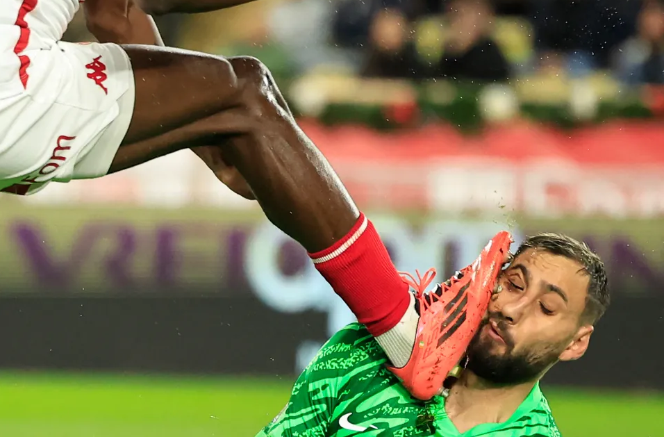 Gianluigi Donnarumma và cú va chạm kinh hoàng ở trận đấu với Monaco 1