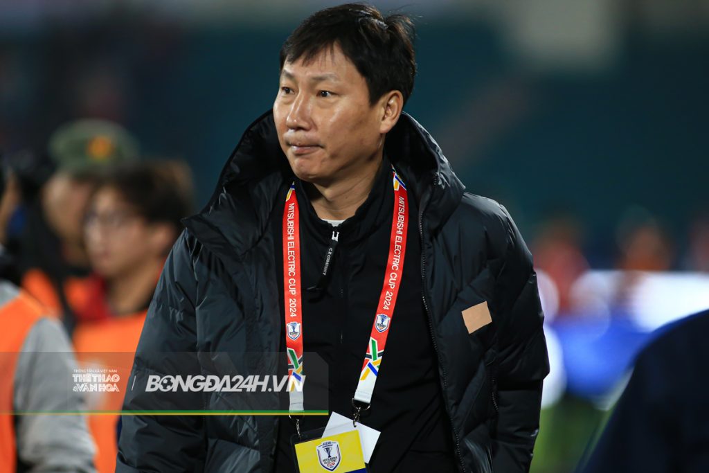 HLV Shin Tae Yong vui vẻ bắt chuyện với đàn em Kim Sang Sik 1