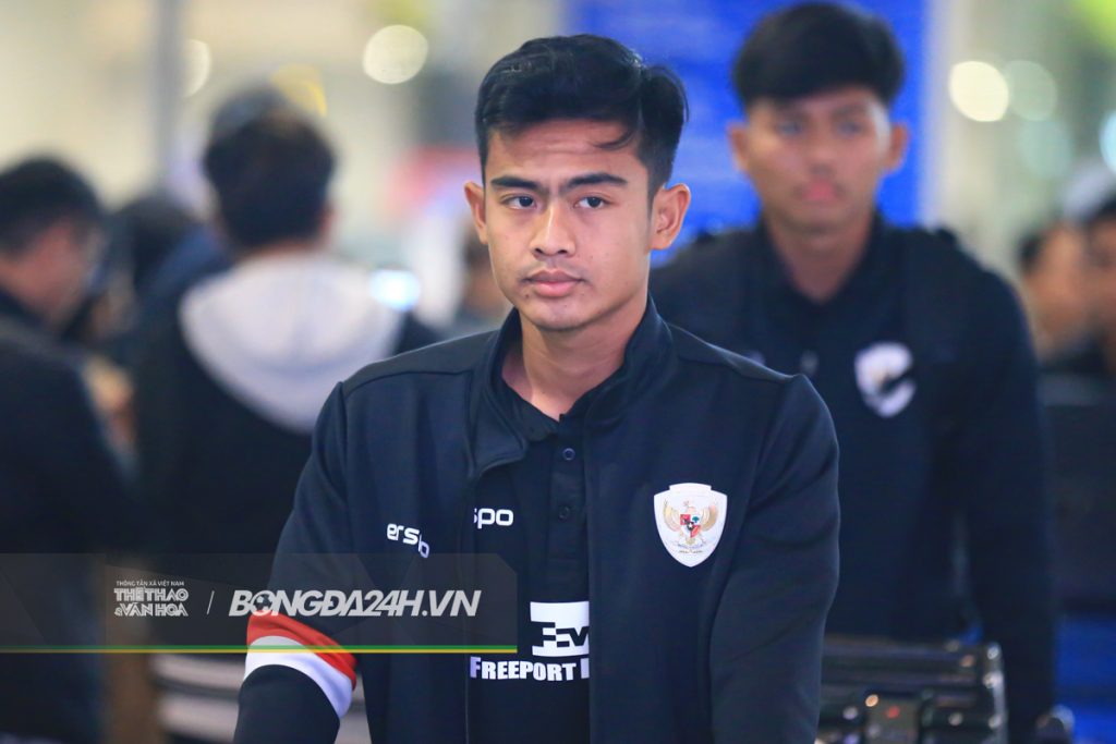 Marselino Ferdinan buồn bã cùng ĐT Indonesia hạ cánh Nội Bài 1
