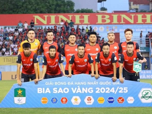 Thủ môn Văn Lâm lần đầu tiên vô địch cấp câu lạc bộ, cùng CLB Ninh Bình lên hạng V-League 2024/25
