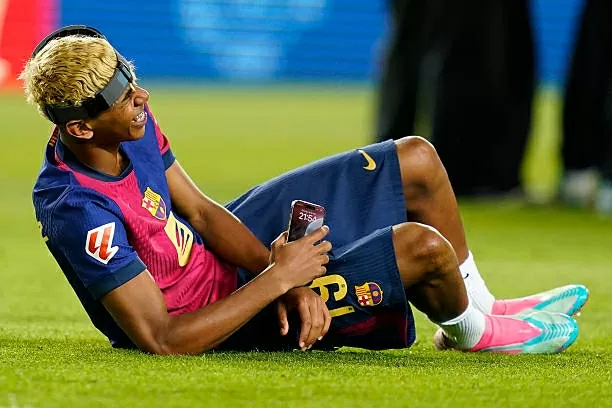 Yamal và em trai nổi bật trong lễ ăn mừng của Barca
