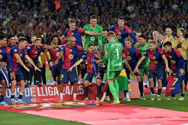 Yamal và em trai nổi bật trong lễ ăn mừng của Barca