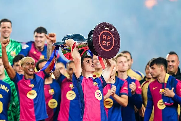 Yamal và em trai nổi bật trong lễ ăn mừng của Barca