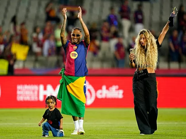 Yamal và em trai nổi bật trong lễ ăn mừng của Barca