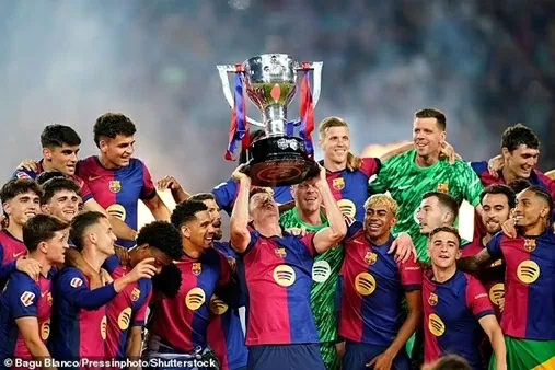 Yamal và em trai nổi bật trong lễ ăn mừng của Barca
