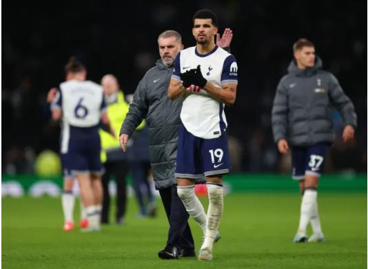 Dominic Solanke phai nhi thi dau 6 tuan vi chan thuong.