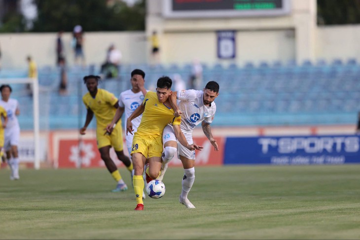 Quảng Nam - Nam Định (hiệp 1)  0-1: Lý Công Hoàng Anh mở tỷ số - Ảnh 1.