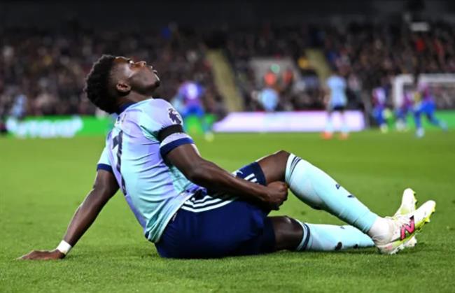 Bukayo Saka co the bo lo 12 tran cua Arsenal vi chan thuong.