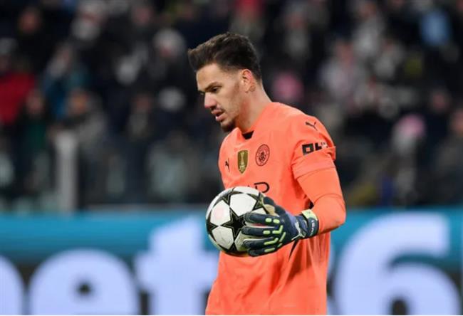 Ederson chua chac co the ra san truoc Everton.