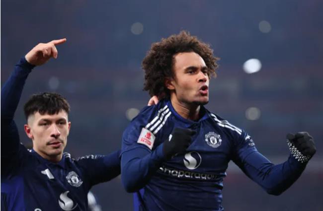 Harry Maguire gui tin nhan cho Joshua Zirkzee