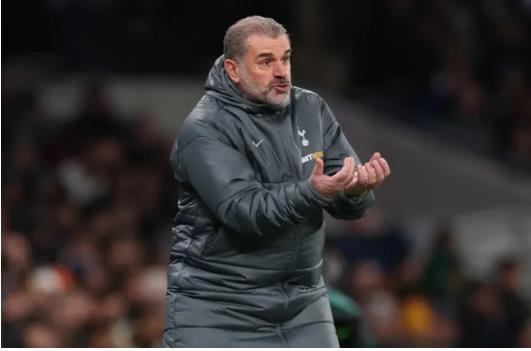 Ange Postecoglou dang gap ap luc lon o Tottenham.