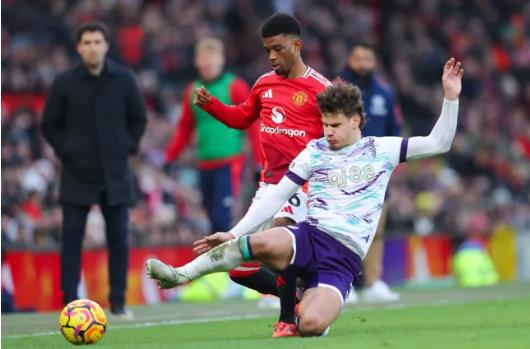 Milos Kerkez dang choi tot trong mau ao Bournemouth.