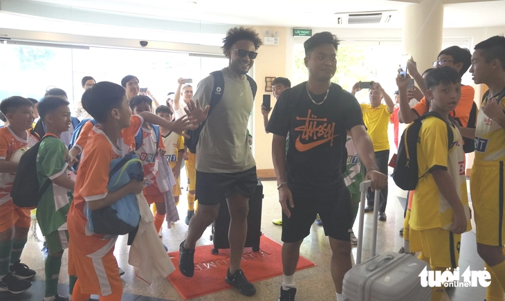 Tuyển thủ quốc gia Nguyễn Xuân Son gây sốt khi đến Vũng Tàu - Ảnh 1.