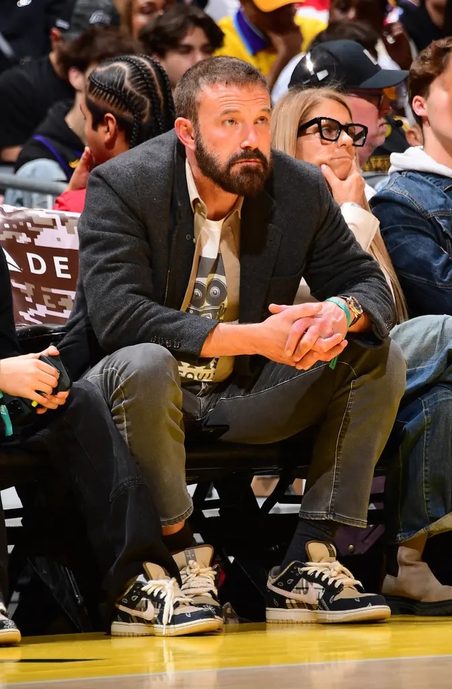 Ben Affleck không muốn hẹn hò, "vẫn đang thích nghi" với cuộc sống độc thân sau khi ly hôn Jennifer Lopez - Ảnh 1.