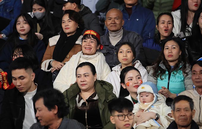Trong trận đấu giữa Việt Nam và Indonesia, người thân của các cầu thủ Việt Nam đến sân Việt Trì cổ vũ cho người thân. Mẹ Thành Chung đến từ sớm để ủng hộ con trai mình