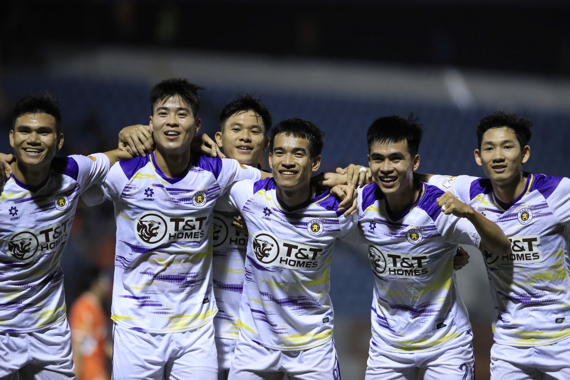 Duy Manh va cac dong doi an mung chien thang truoc da Nang