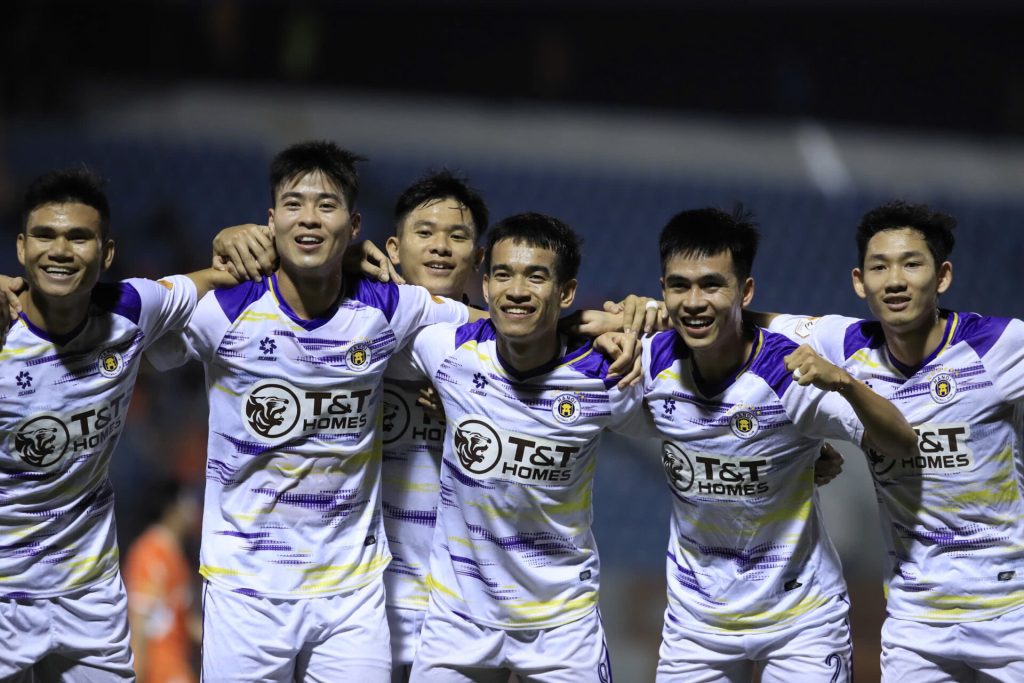 Duy Manh va cac dong doi an mung chien thang truoc da Nang