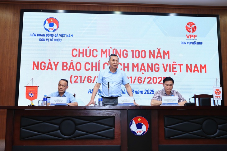Bóng đá Việt Nam không chọn cách làm như Malaysia, Indonesia - Ảnh 1.