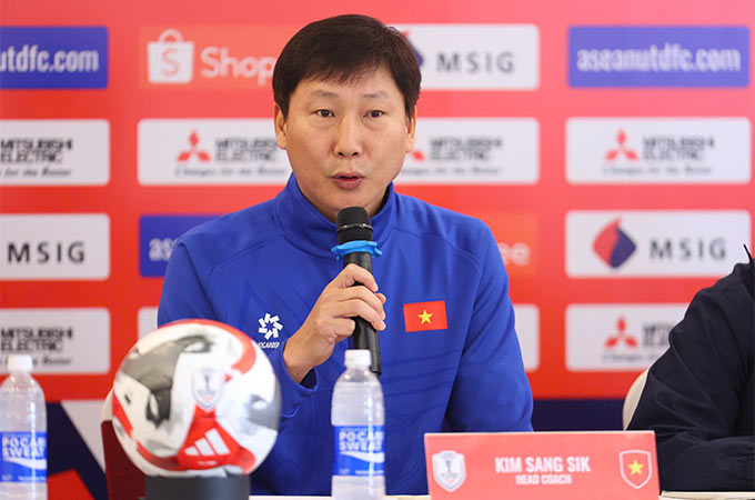HLV Kim Sang Sik kỳ vọng sự có mặt của Xuân Son sẽ giúp ĐT Việt Nam tăng thêm sức mạnh trên hàng công - Ảnh: Đức Cường