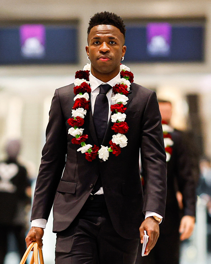 Vinicius: Sau khi không giành được Quả bóng vàng 2024, cầu thủ bóng đá người Brazil rất hào hứng với việc giành được giải thưởng The Best 2024. Anh đã có một năm đáng nhớ tại Real Madrid khi tỏa sáng rực rỡ giúp đội nhà vô địch La Liga, Champions League và Siêu cúp Tây Ban Nha. Lúc này, ngôi sao người Brazil đang có 13 bàn và 9 pha kiến ​​tạo sau 20 trận mùa này.