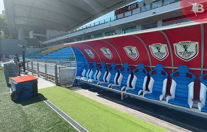 Khu vực cabin của 2 đội thấp hơn 1 chút so với mặt sân, tựa như sân Bernabeu của Real Madrid