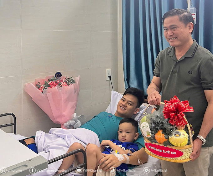 Phó chủ tịch VFF Trần Anh Tú có ma95t động viên Tấn Tài. Ảnh: VFF