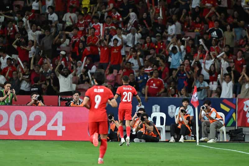 Singapore toả sáng với 2 bàn thắng đẹp mắt