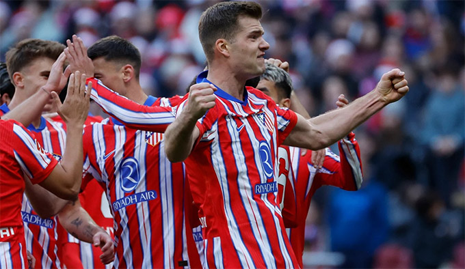 Atletico tạo khác biệt nhờ chiều sâu đội hình và đang có số điểm bằng Barca tại La Liga