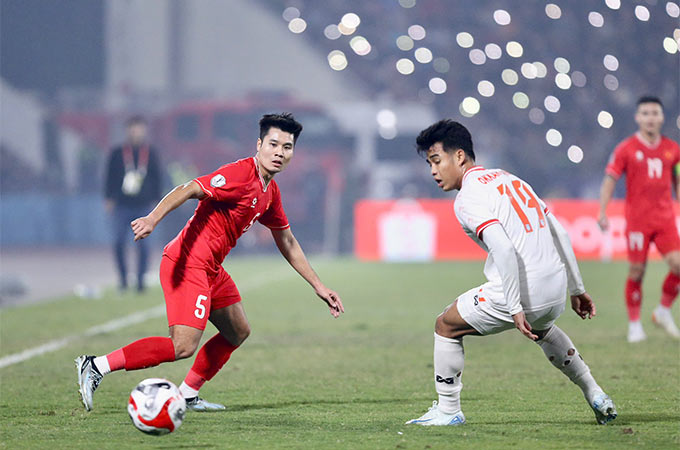 Trương Tiến Anh tiếp tục là cái tên được lựa chọn nơi hành lang cánh phải ĐT Việt Nam - Ảnh: Đức Cường