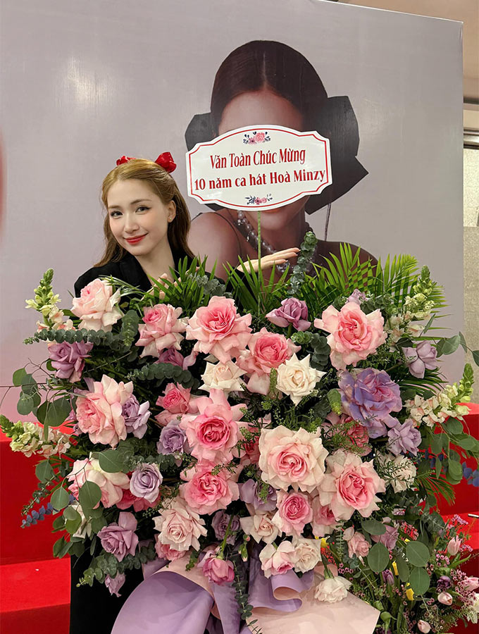 Văn Toàn gửi hoa chúc mừng Hòa Minzy nhân kỷ niệm 10 năm ca hát