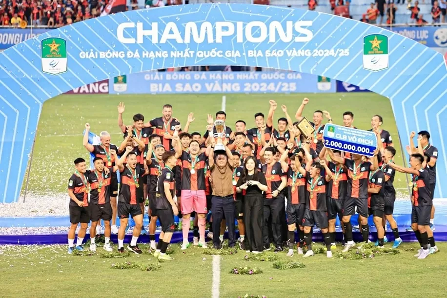 Vợ con thủ môn Văn Lâm chung vui CLB Ninh Bình vô địch hạng Nhất quốc gia 2024/25